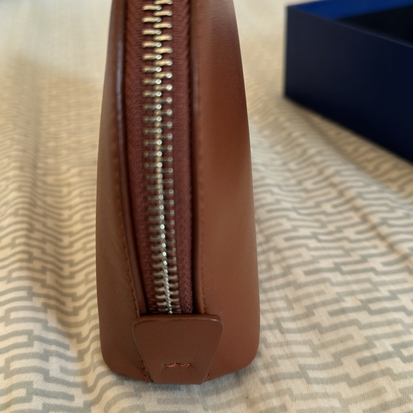 Royce New York brown leather cosmetics bag - Picture 6 of 10